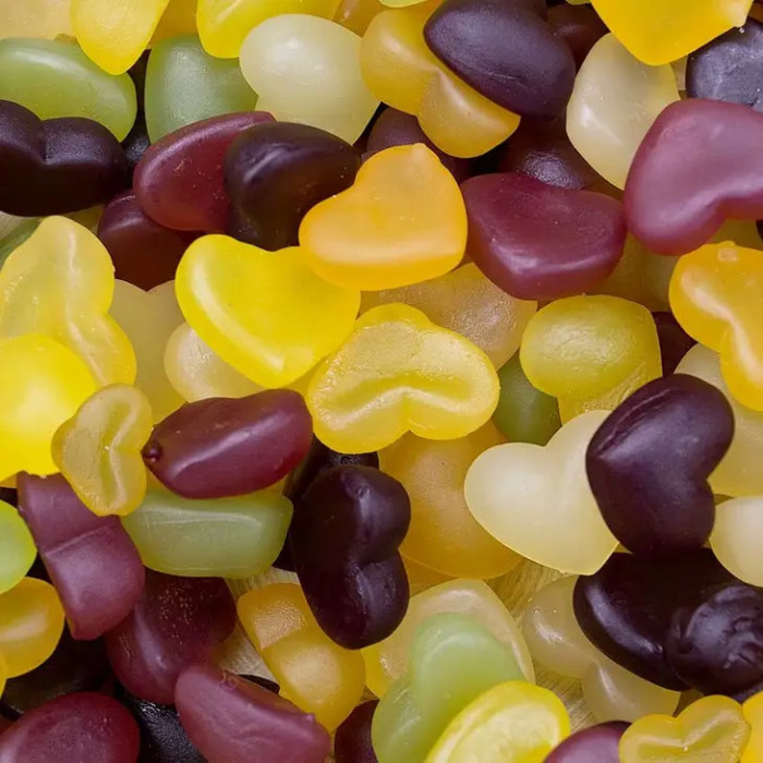 Bonbons vegans en forme de coeurs colorés et moelleux