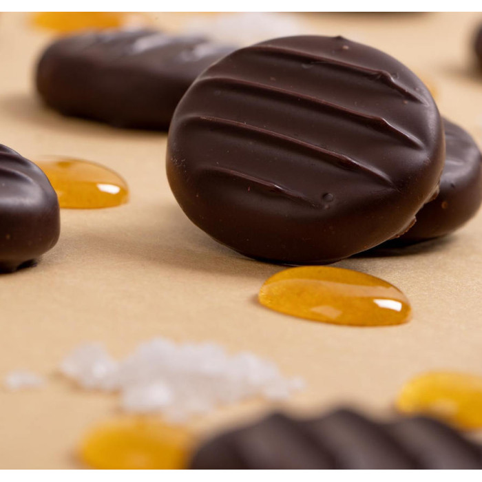 Ces palets de chocolat noir, fourrés au caramel salé crémeux, raviront les plus gourmands
